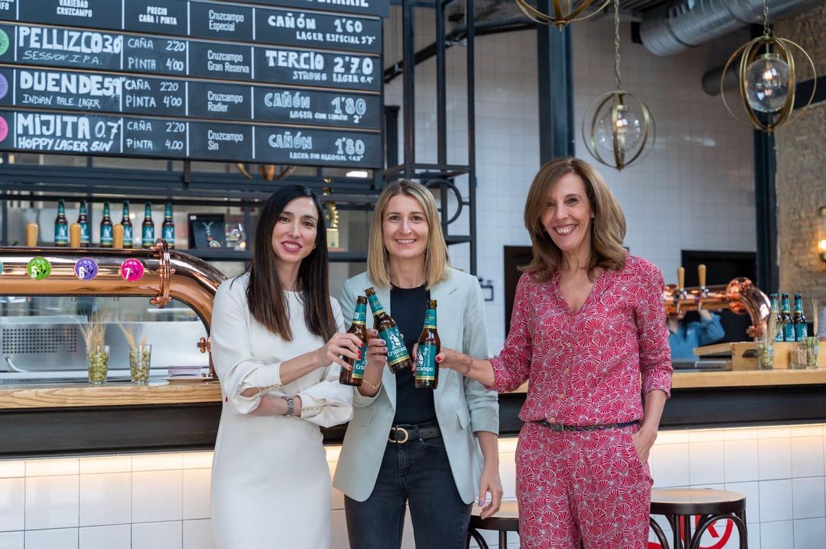 La responsable de la marca Cruzcampo y la directora de Innovación de Heineken España, junto a la maestra cervecera Irene Pascual, en la presentación de ’Cruzcampo Tremenda’.