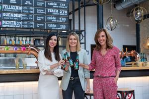 La responsable de la marca Cruzcampo y la directora de Innovación de Heineken España, junto a la maestra cervecera Irene Pascual, en la presentación de ’Cruzcampo Tremenda’.