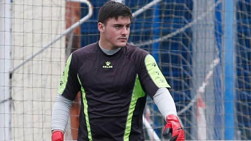 El guardameta galo Lucas Giffard, en un entrenamiento con el Avilés.