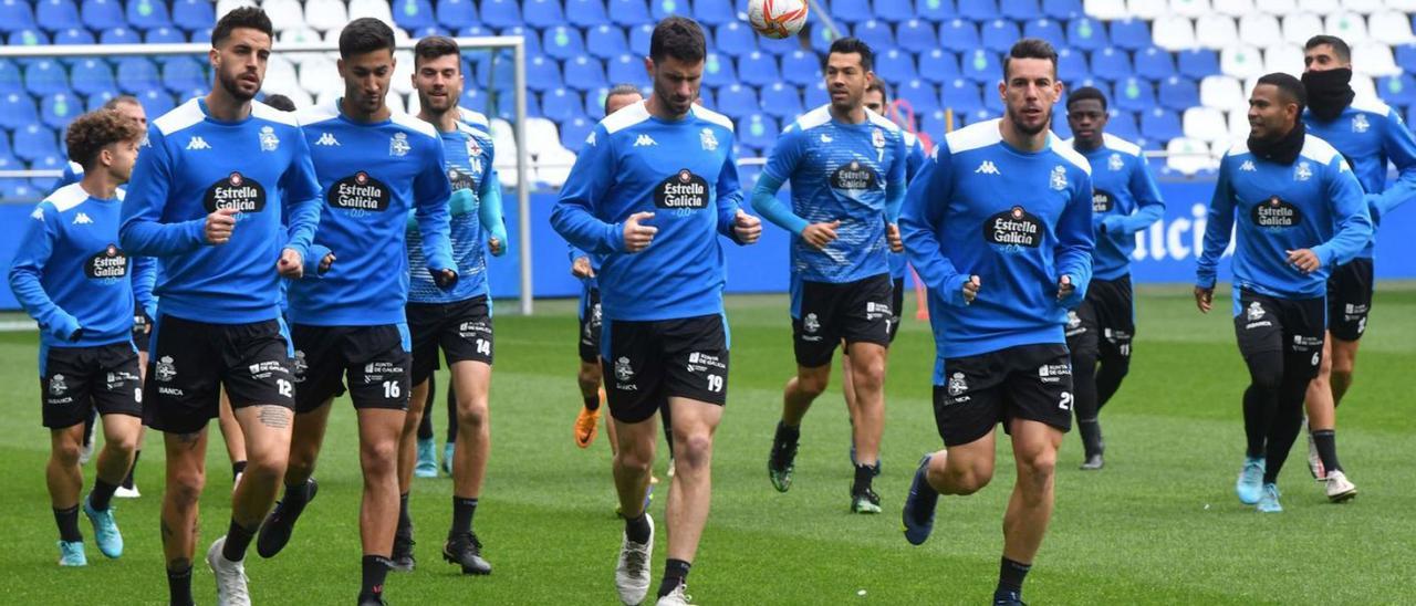 La plantilla deportivista, en un entrenamiento en Riazor. |  // VÍCTOR ECHAVE