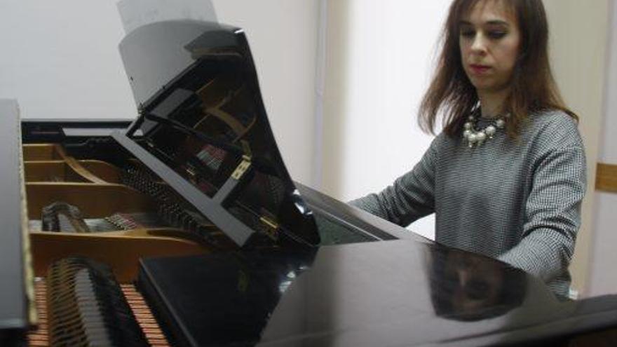 Laia Martín asseguda al piano interpretant una de les obres