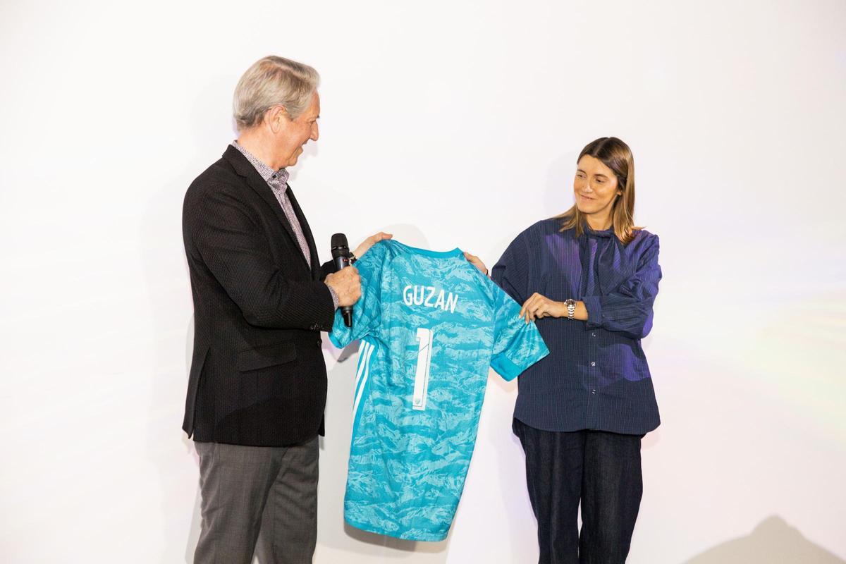 Emotivo momento de la presentación