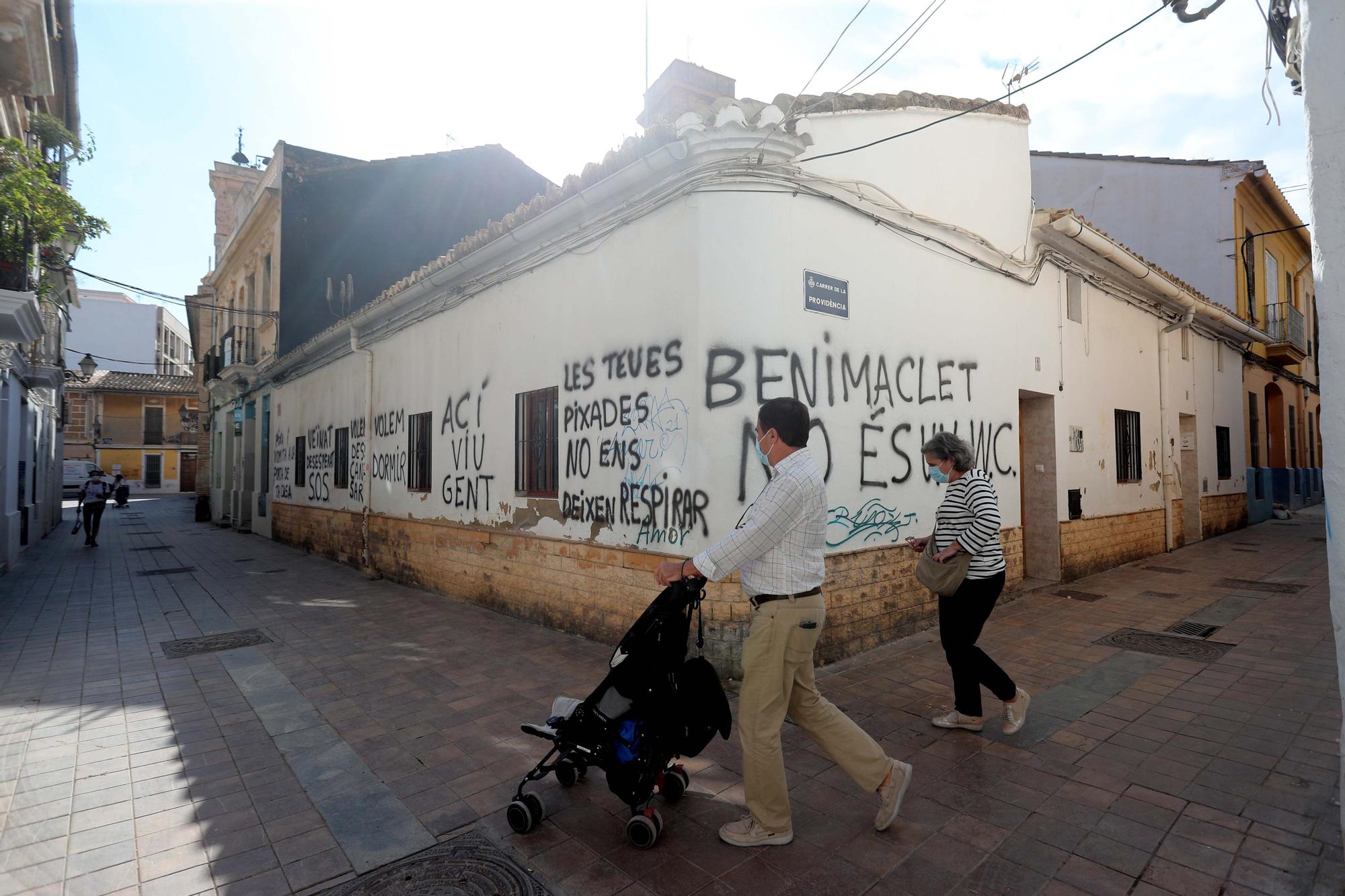 Benimaclet amanece con pintadas en contra de los botellones