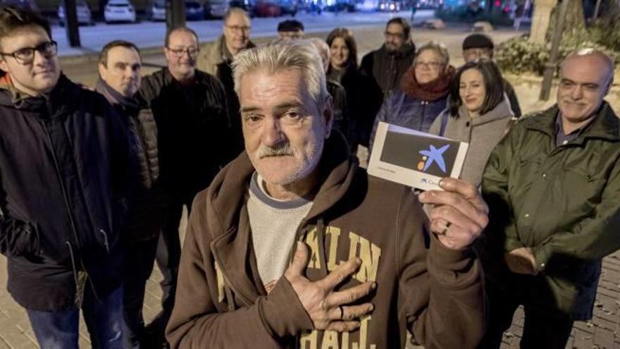 Manolo, ayer con algunas de las personas que participaron en la colecta.