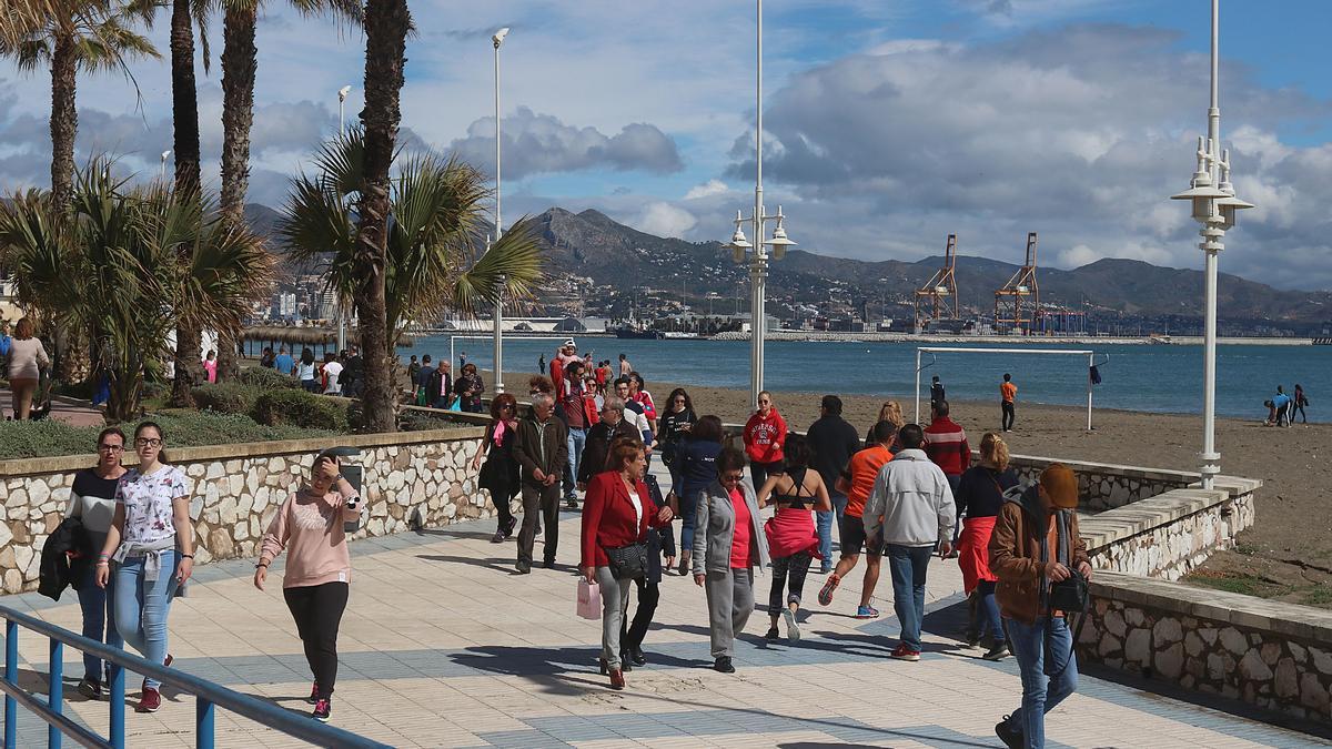 Paseantes en el paseo marítimo Antonio Banderas, a comienzos de marzo de 2018.