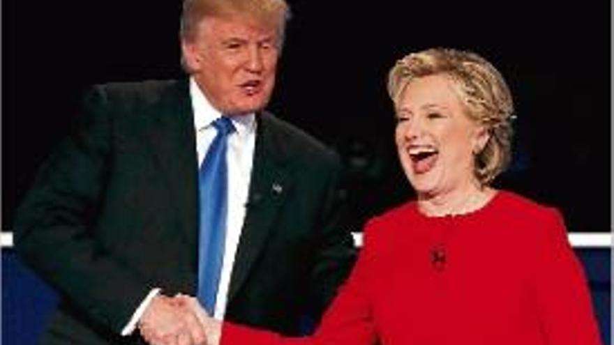 Trump i Clinton se saluden després del debat.