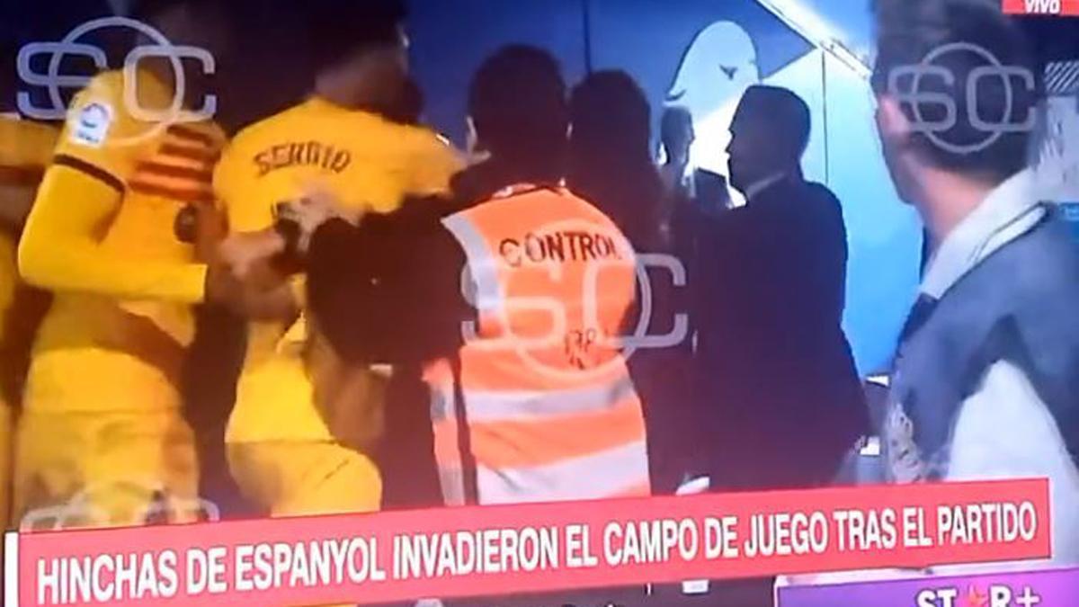 Busquets y Araujo se encaran con ultras del Espanyol en el túnel de vestuarios