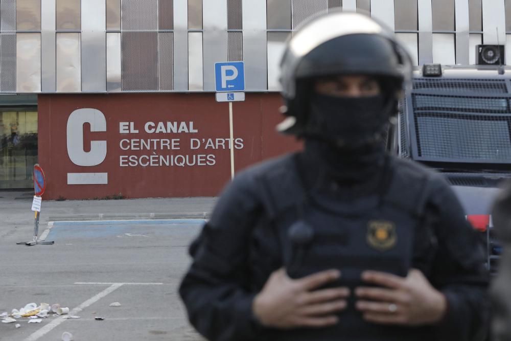 Uns 300 antifeixistes protesten davant El Canal per l''acte de Vox i reclamen que no se''ls cedeixi espais