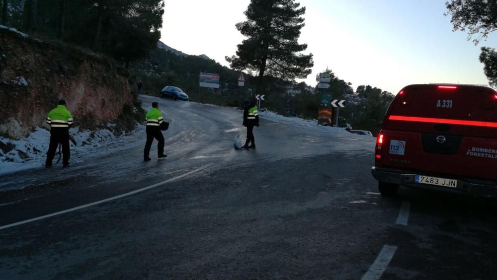 Los bomberos forestales distribuyen sal en la carretera de subida a la Font Roja.