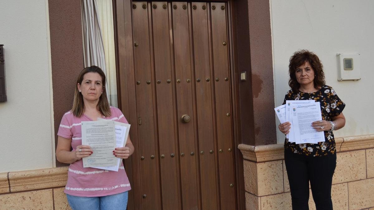 Dos de las vecinas denunciantes delante de la última fachada dañada