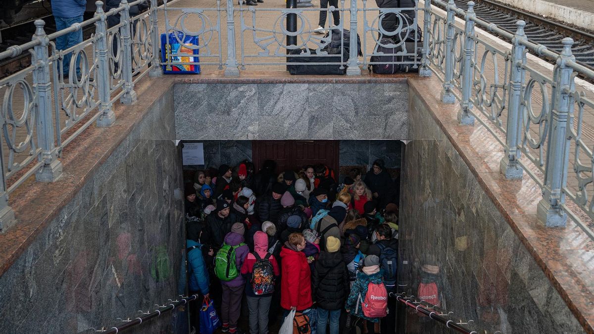 Ciudadanos apelotonados en el metro de Kiev.