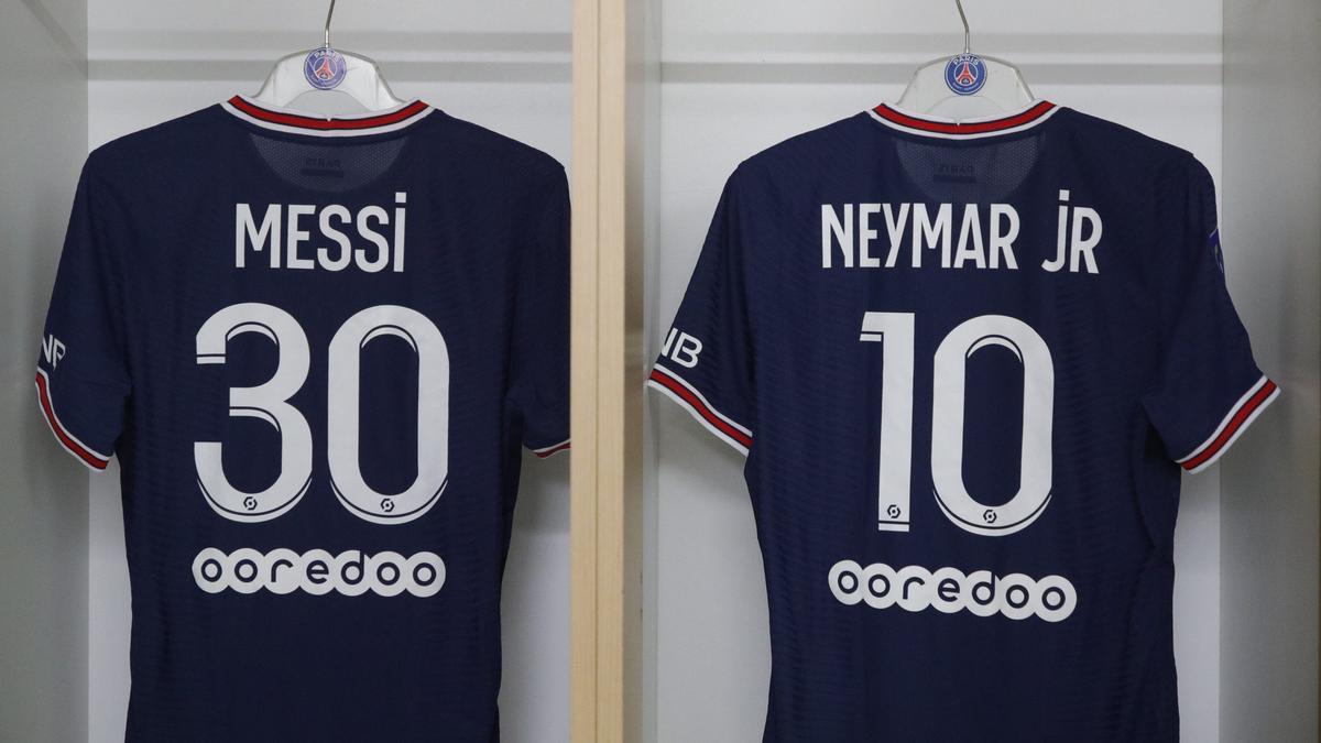 Las camisetas del PSG de Messi y Neymar.