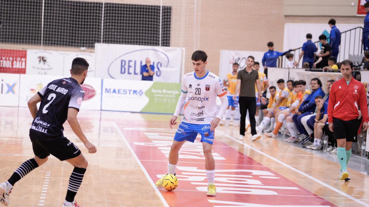 Pedro Altaba controla el balón ante un jugador del Valdepeñas.