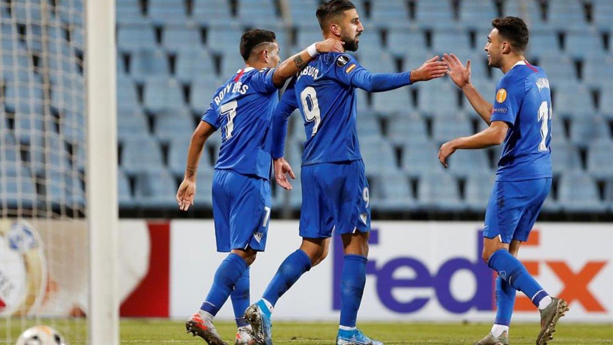 Dabbur celebra junto a sus compañeros un gol en la Europa League