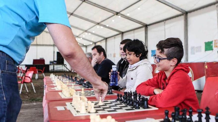 La barraca de las fiestas de Jove acogió una partida de ajedrez simultánea en la que doce personas se enfrentaron a Javier Agüera.