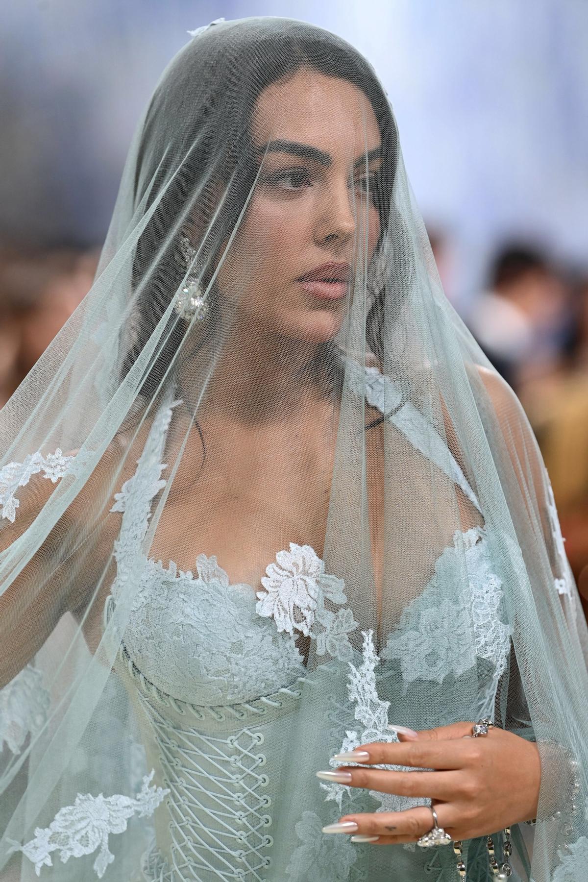 Georgina ha optado por un 'look' recordando a la Virgen de Fátima