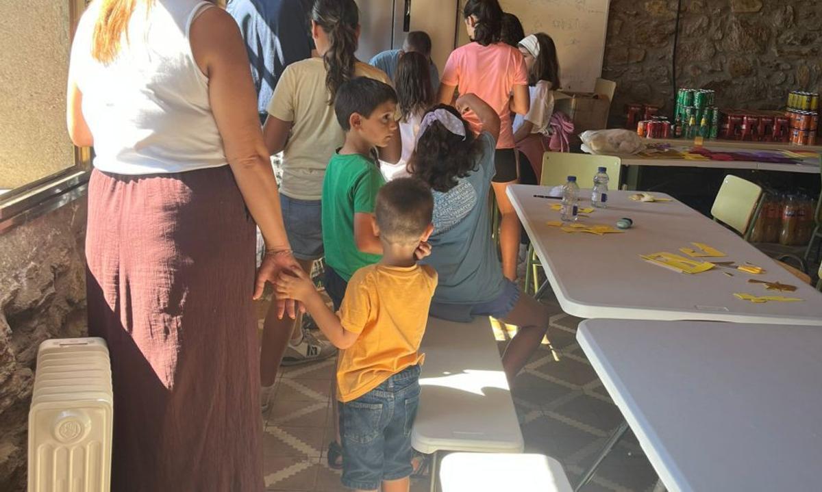 Un taller de adornos de Navidad llena de magia San Martín de Castañeda