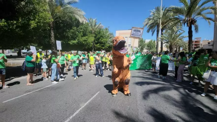 Los docentes cortan las calles de Alicante al grito de "¡Consellera, dimisión!"