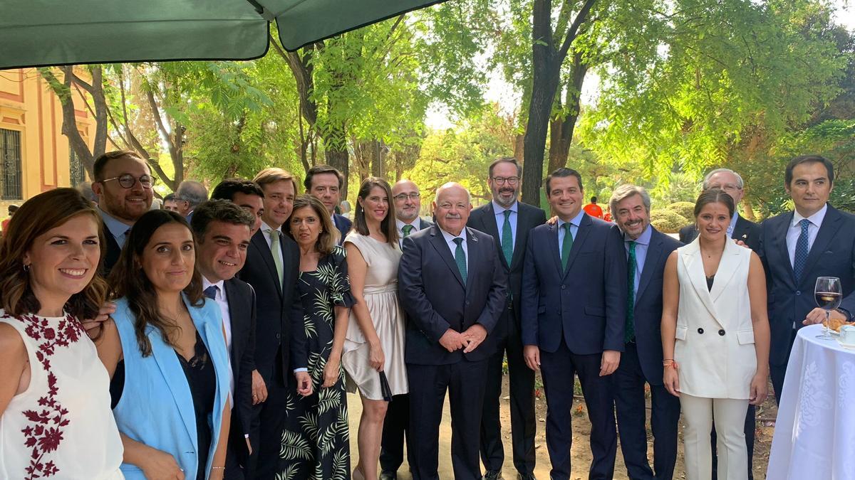 Aguirre, junto al alcalde de Córdoba, José María Bellido, y parlamentarios cordobeses en la toma de posesión de Moreno