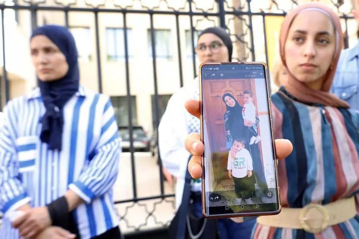 Hala enseña una foto de su hermana Dina, junto a sus dos hijos, atrapados en Gaza