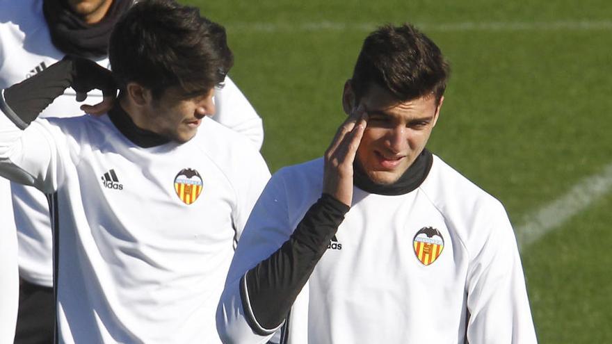 Rafa Mir, junto a Carlos Soler, en un entrenamiento.