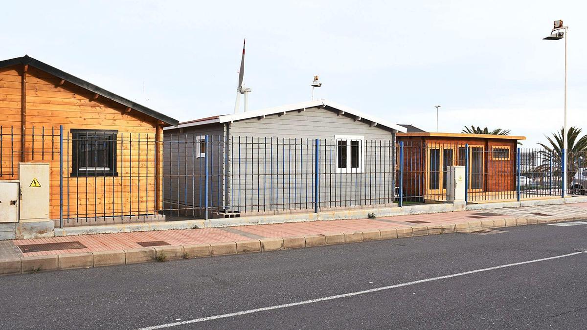 Casas de madera sobre el suelo que el Ayuntamiento está requiriendo por ser de titularidad pública.