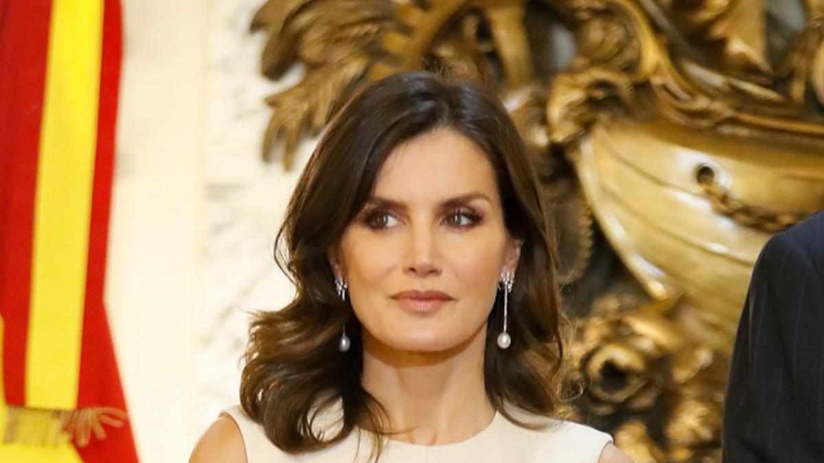 Detalle del look de Letizia Ortiz con vestido blanco sin mangas y zapatos y bolso en rojo de Magrit