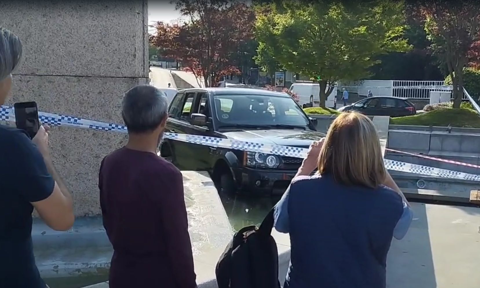 Un coche acaba en la fuente de Plaza América en Vigo tras sufrir el conductor una indisposición