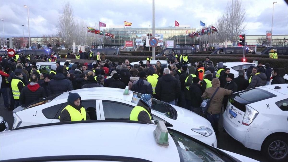 Taxistas en los alrededores de Ifema, donde se inaugura Fitur.