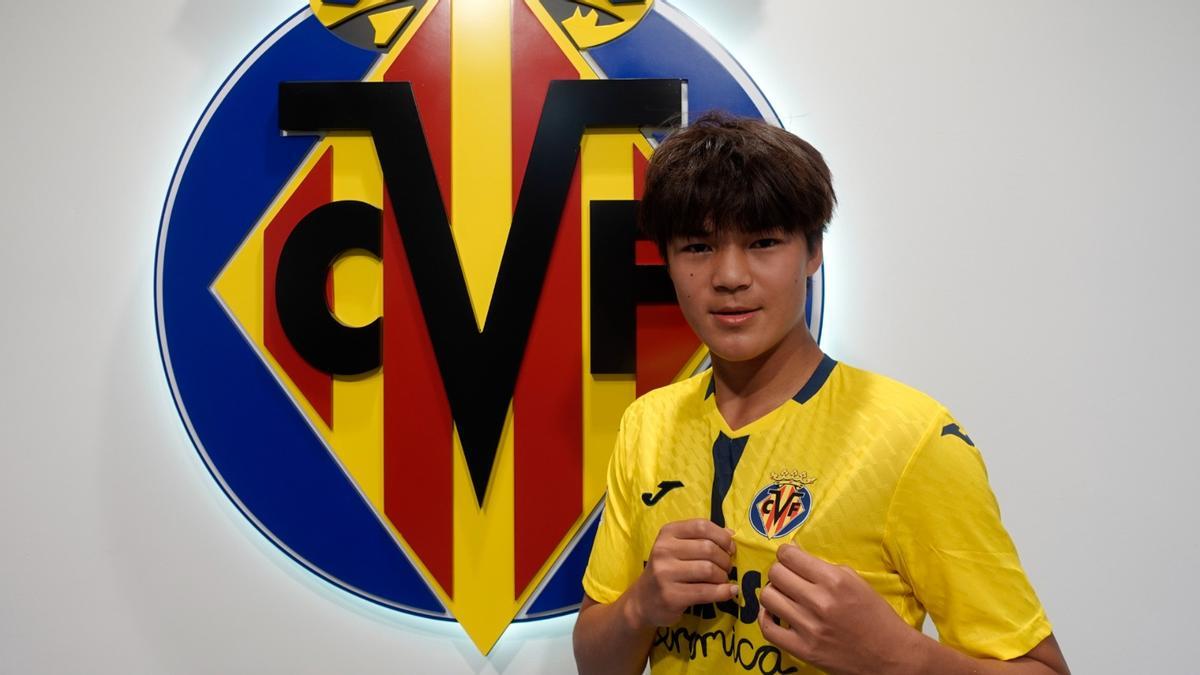 Kevin Liu es un joven futbolista natural de China del cadete A del Villarreal que ha firmado su primer contrato como profesional.