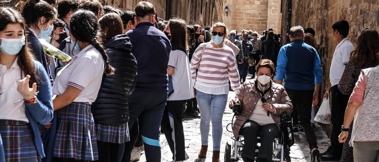 Decenas de personas han acudido este jueves al besamanto desde primera hora de la mañana.