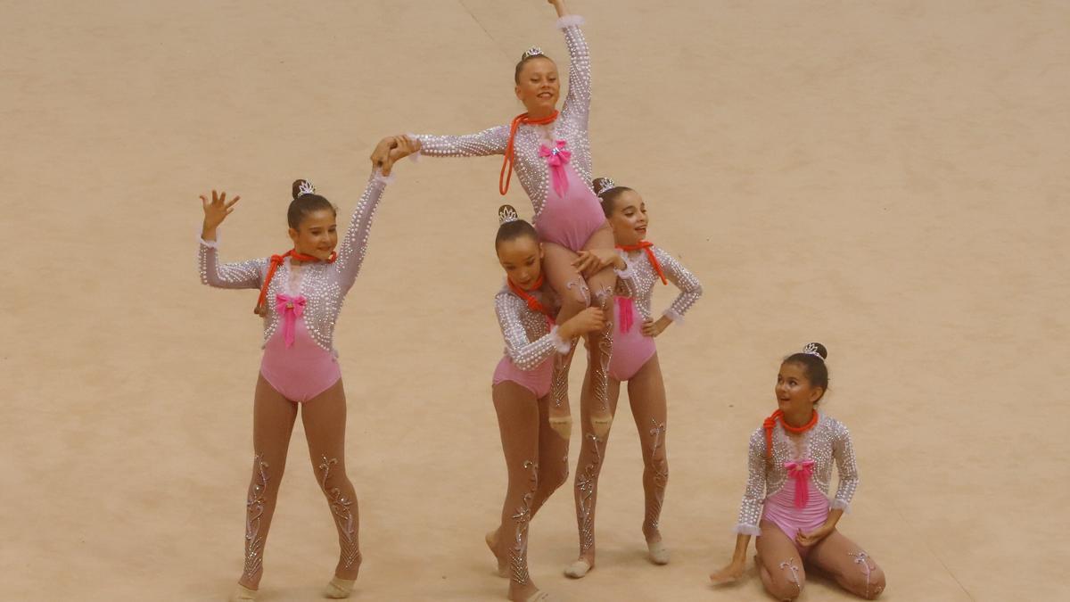 Un equipo de gimnastas realizan su ejercicio en el pabellón Siglo XXI de Zaragoza.