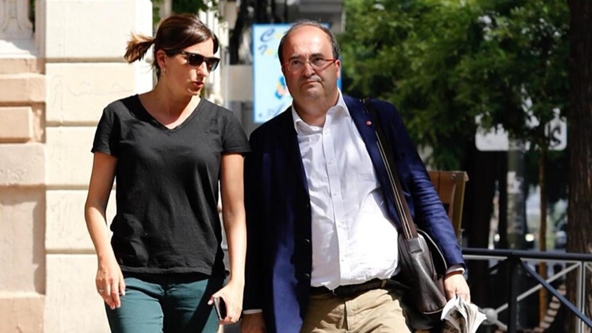 Iceta, junto a una colaboradora, llega a la sede del PSOE, este miércoles.