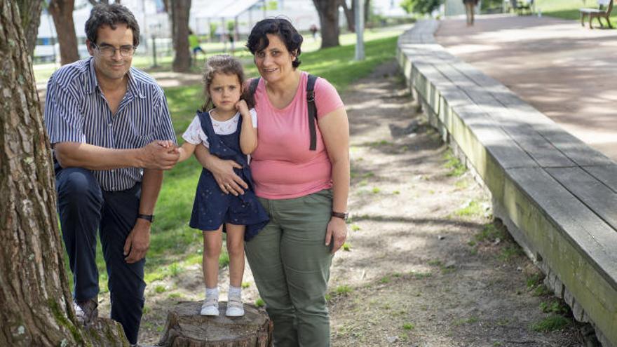 Pilar Rodríguez, auxiliar en la UCI de Ourense, junto a su marido David y a su hija Raquel, de 4 años. // Carlos Peteiro