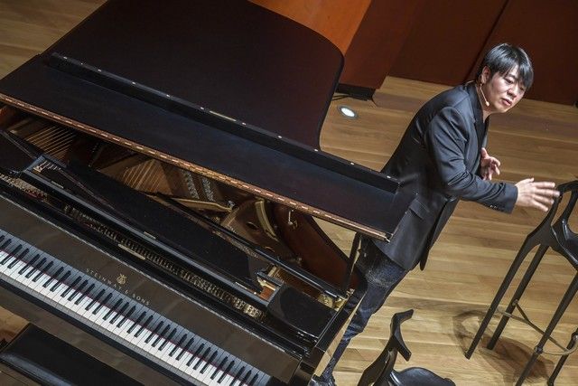 El pianista Lang Lang mantiene un encuentro con estudiantes de música en Gran Canaria