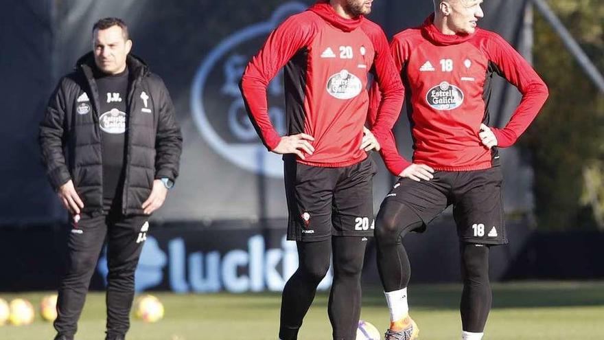 Sergi Gómez y Daniel Wass, durante un entrenamiento en A Madroa. // Alba Villar