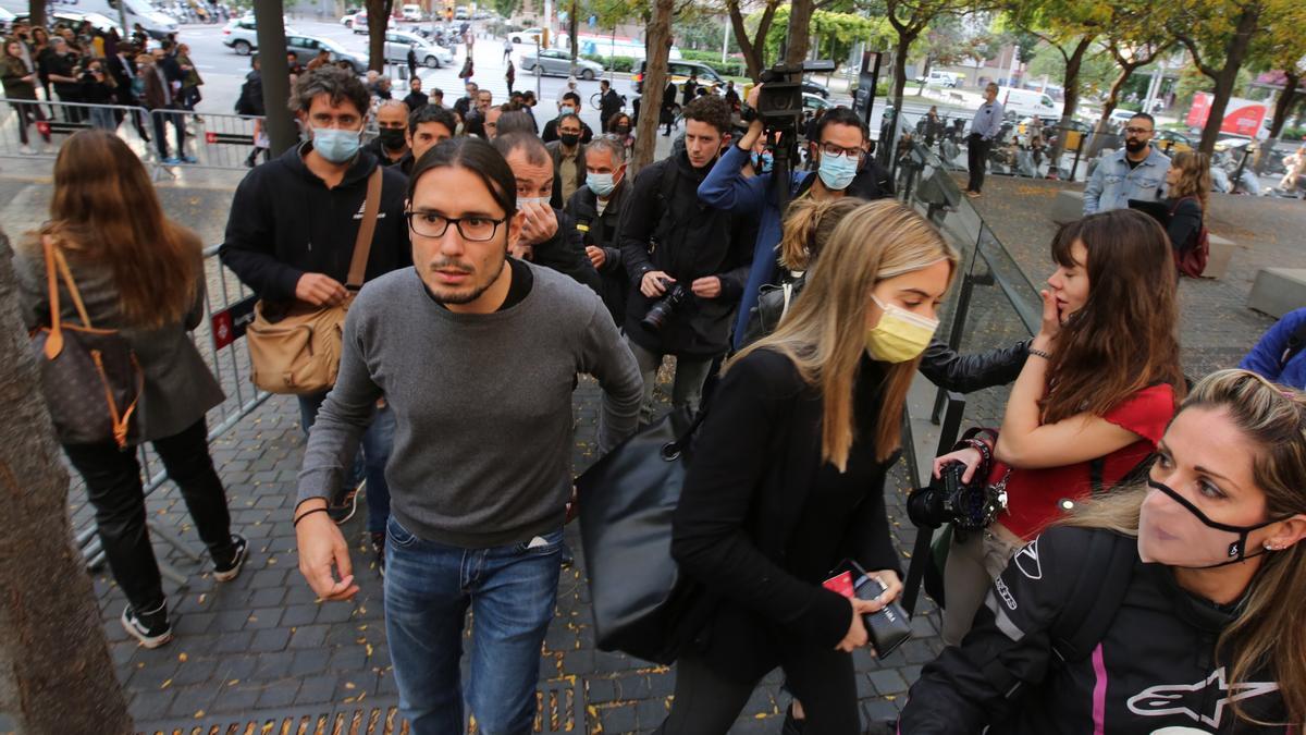 Decenas de personas arropan al fotoperiodista Albert Garcia en el juicio por empujar a un policía