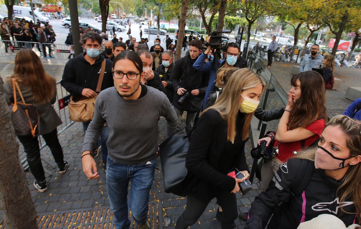 Decenas de personas arropan al fotoperiodista Albert Garcia en el juicio por empujar a un policía.