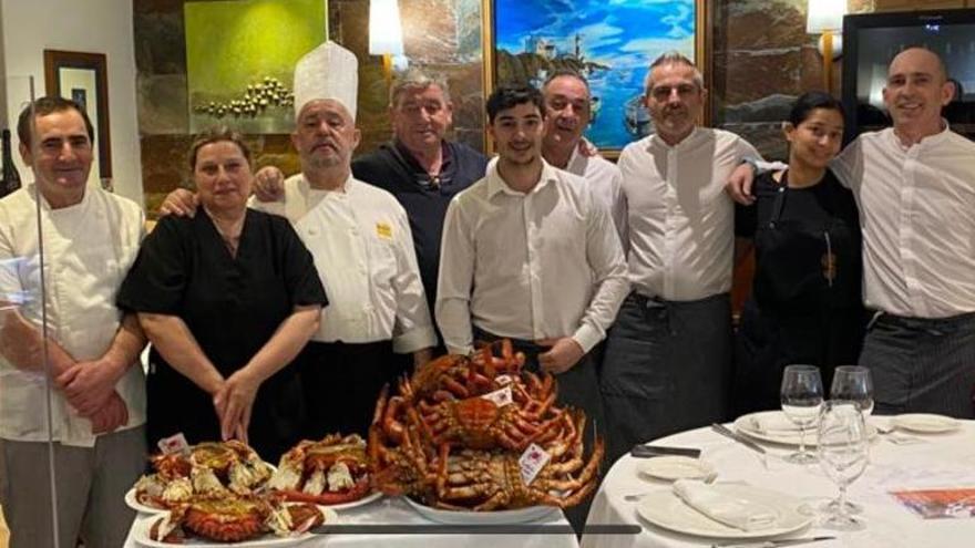 Luis Padín Noya, propietario de Marisquerías Solaina, con el chef y los cocineros del restaurante A Solaina, en la calle Cruceiro de O Grove.