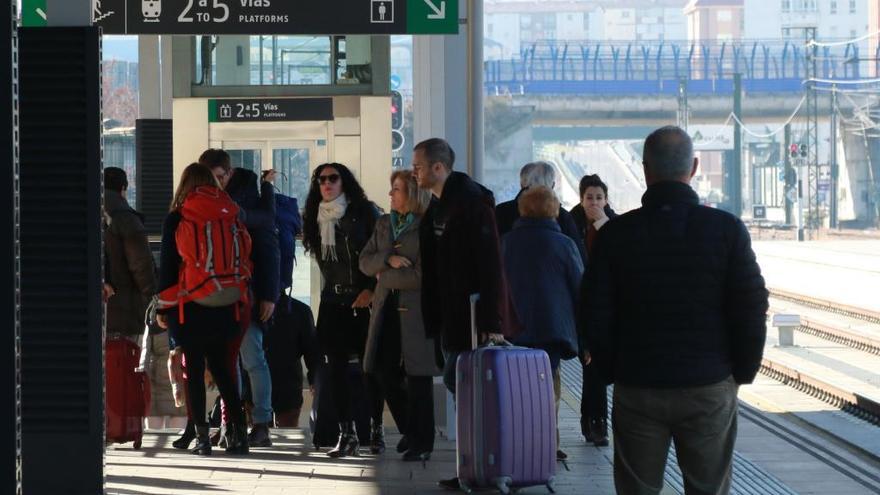 Viajeros arriban a la estación de trenes de Zamora capital.