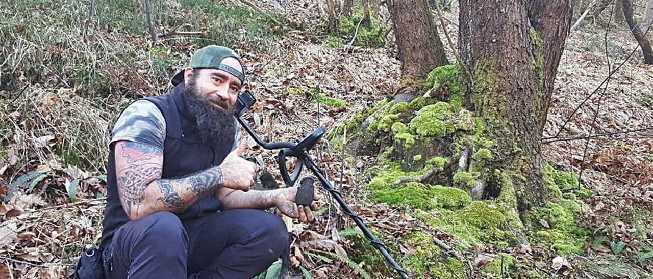 Daniel Fernández, con la granada en la mano, junto a su detector. | E.S.R.