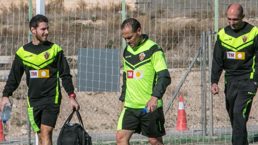 Nino, junto al cuerpo médico, durante un entrenamiento