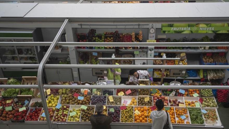 Puestos de fruta y verdura en el mercado municipal de San Agustín.