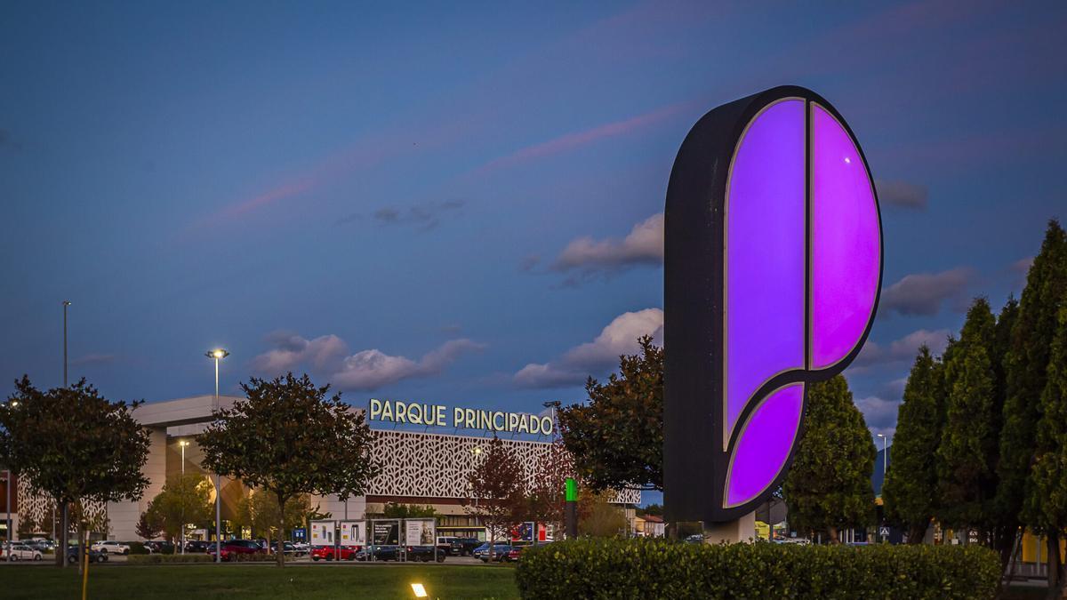 Imagen nocturna de Parque Principado.