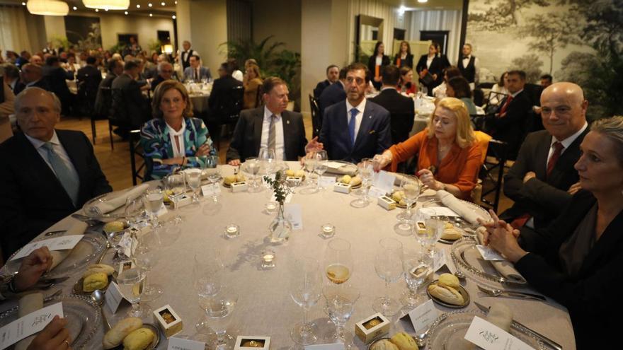 Por la izquierda, Luis Fernández Vega, Carmen Viejo (esposa del homenajeado), Alfredo Canteli, Pedro Luis Fernández, Marta Suárez (esposa del alcalde), José Manuel Campa y la joyera y diseñadora María Ignacia Iturmendi González-Quirós. | Luisma Murias