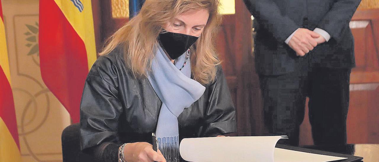 La alcaldesa de Castelló, Amparo Marco, en la firma del protocolo de intenciones para la construcción del Espai de la Música.