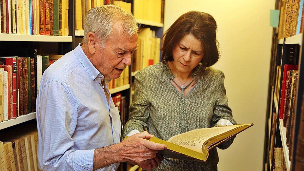 Elena Bellido y Manuel Ruiz Luque consultan un ejemplar en la biblioteca de la fundación.