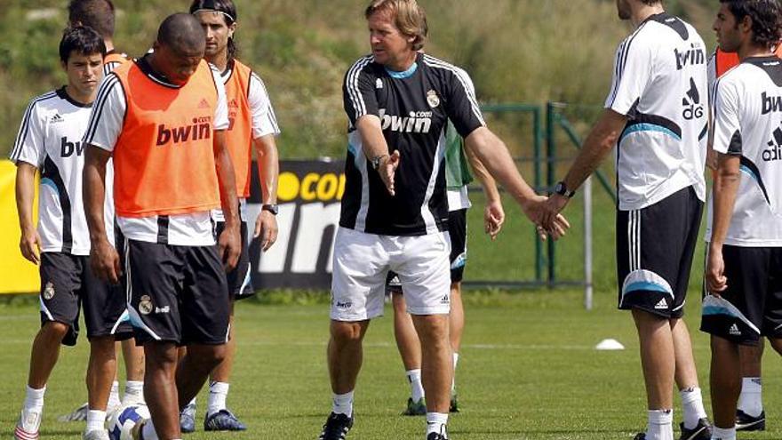 El entrenador alemán del Real Madrid, Bernd Schuster, da instrucciones a los jugadores durante el entrenamiento realizado hoy por la plantilla blanca en Irdning (Austria).