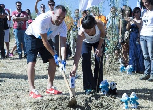 ANDRÉS INIESTA Y EVA GONZÁLEZ REFORESTAN JÚZCAR COMO ANTESALA DE LA PELÍCULA "PITUFOS2"