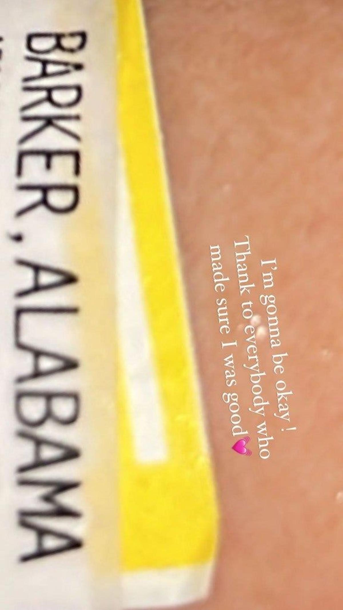 Alabama Barker comparte una foto desde el hospital